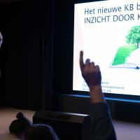 Dagvoorzitter Rick van der Kleij tijdens de presentatie over klimaatsimulatie.