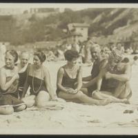 Archief Léa Jacob van het RKD. Gezelschap op het strand met Kees van Dongen (uiterst rechts, met tulband), ongedateerd
