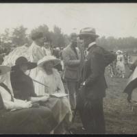 Archief Léa Jacob van het RKD. Gezelschap in Deauville met Kees van Dongen (staand in het midden achter), augustus 1920