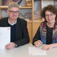 Marens Engelhard en Lily Knibbeler bij de ondertekening van de samenwerkingsovereenkomst.