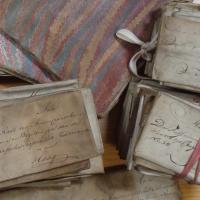 De 75 brieven verzonden in 1803 met het archief van de slavenforten in West-Afrika waarin de kralen en gouden ringen zaten