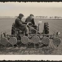 Machine om suikerbieten te dunnen, ca 1955. Zeeuws Archief, Koninklijke Maatschap De Wilhelminapolder, toegang 250, inv. nr 1065.