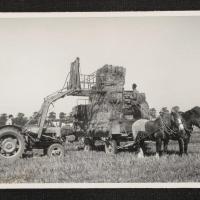 Strobalen persen en verzamelen, door De Muynck, Goes, ca. 1955. Zeeuws Archief, Koninklijke Maatschap De Wilhelminapolder, toegang 250, inv. nr 1064.