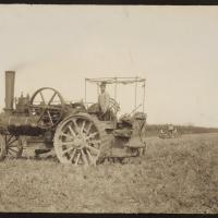 Stoomploegen met de cultivator, ca 1900. Zeeuws Archief, Koninklijke Maatschap De Wilhelminapolder, toegang 250, inv nr 1047)