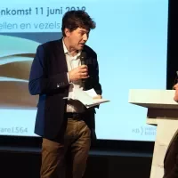 Dagvoorzitter Lennart Booij met Bas van Velzen