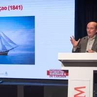 Foto van Coen van Galen tijdens zijn lezing