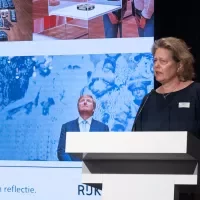 Foto van Eveline Sint Nicolaas tijdens haar lezing