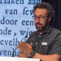 Foto van Karwan Fatah-Black tijdens zijn lezing