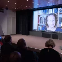 Foto van Margo Groenewoud tijdens haar lezing