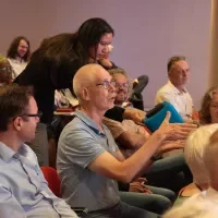 Foto van het publiek tijdens discussie