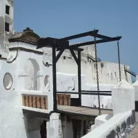 Ophaalbrug van het fort Elmina
