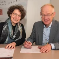 Lily Knibbeler, algemeen directeur van de KB, nationale bibliotheek en Fred Weerman, decaan van de Faculteit der Geesteswetenschappen bij de UvA tekenden op 17 november een nieuwe samenwerkingsovereenkomst.
