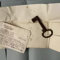 In het archief van de ambachtsheerlijkheid Aagtekerke werd een sleutel aangetroffen. Toegang 56.
