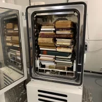 Voordat het experiment start, worden de boeken op het juiste evenwichtsvochtgehalte gebracht in een kleine klimaatkamer.