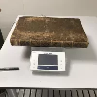 Met behulp van een weegschaal kan een verandering in het vochtgehalte van het papier worden gemeten.