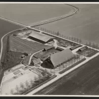 Luchtfoto Hofstede Rotterdam, ca 1960. Zeeuws Archief, Koninklijke Maatschap De Wilhelminapolder, toegang 250, inv. nr 1021.