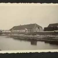 Meestoof en graanpakhuis, ca 1915. Zeeuws Archief, Koninklijke Maatschap De Wilhelminapolder, toegang 250, inv. nr 1038.