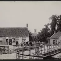 Wilhelminadorp met gemeenteherberg, veldwachter en kinderen, ca 1905. Zeeuws Archief, Koninklijke Maatschap De Wilhelminapolder, toegang 250, inv. nr. 1089. 