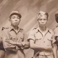 Militairen poseren in Kandangan. Uit het foto-album van Hiskia Kobrua, KNIL-militair van 1948-1951. Foto: Indisch Herinneringscentrum / Collectie Hiskia Kobrua.