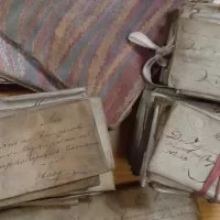 De 75 brieven verzonden in 1803 met het archief van de slavenforten in West-Afrika waarin de kralen en gouden ringen zaten