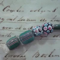 Kralen gestuurd door J. Spruijt van Opstall nog fris van kleur en in uitstekende conditie