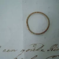 Brief van J. G. Coorengel aan zijn zus met ring van fijn gedraaid gouddraad