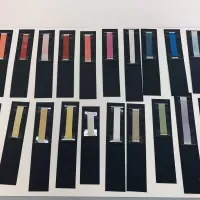 Een set monsters met 20 verschillende kleuren, vervaardigd met traditionele kleurstoffen en pigmenten