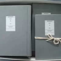 De documenten gevlakt en verpakt in nieuwe omslagen.