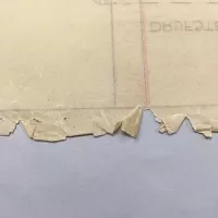 Randschade voor de reparatie.