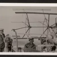 Arbeiders van de Wilhelminapolder met zelfbinder, ca 1958.  Zeeuws Archief, Koninklijke Maatschap De Wilhelminapolder, inv. nr 1037.