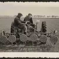 Machine om suikerbieten te dunnen, ca 1955. Zeeuws Archief, Koninklijke Maatschap De Wilhelminapolder, toegang 250, inv. nr 1065.