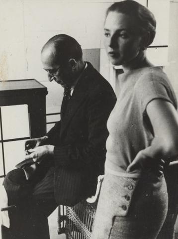 Mondriaan en de beeldhouwster Gwen Lux in zijn atelier in Parijs, 1935