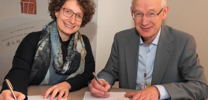 Lily Knibbeler, algemeen directeur van de KB, nationale bibliotheek en Fred Weerman, decaan van de Faculteit der Geesteswetenschappen bij de UvA tekenden op 17 november een nieuwe samenwerkingsovereenkomst.