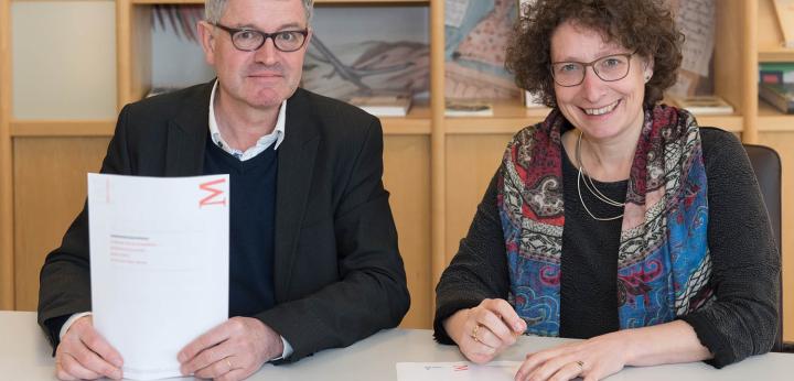 Marens Engelhard en Lily Knibbeler bij de ondertekening van de samenwerkingsovereenkomst.