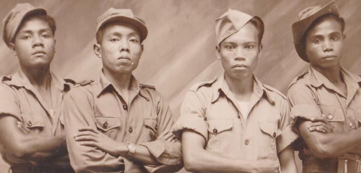 Militairen poseren in Kandangan. Uit het foto-album van Hiskia Kobrua, KNIL-militair van 1948-1951. Foto: Indisch Herinneringscentrum / Collectie Hiskia Kobrua.